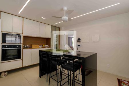 Casa de condomínio à venda com 400m², 4 quartos e 4 vagas Casa de condomínio à venda com 400m², 4 quartos e 4 vagasCozinha