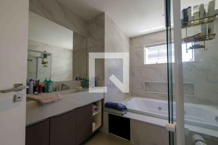 Casa de condomínio à venda com 400m², 4 quartos e 4 vagas Casa de condomínio à venda com 400m², 4 quartos e 4 vagasBanheiro Suíte 1