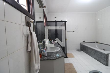 Casa à venda com 360m², 4 quartos e 6 vagasBanheiro da suíte 2