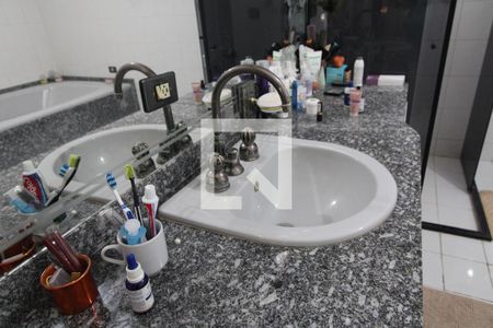 Casa à venda com 360m², 4 quartos e 6 vagasPia banheiro da suíte 2