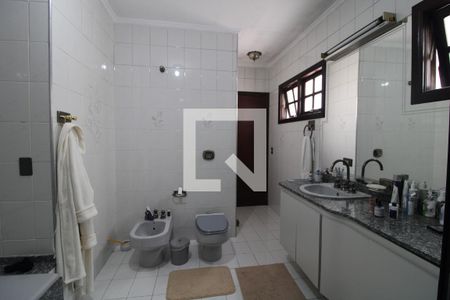 Casa à venda com 360m², 4 quartos e 6 vagasBanheiro da suíte 2