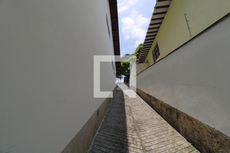 Casa à venda com 360m², 4 quartos e 6 vagasQuintal lateral 