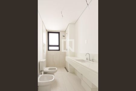 Apartamento à venda com 374m², 5 quartos e 5 vagasBanheiro da Suíte 2