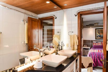 Apartamento à venda com 238m², 3 quartos e 2 vagas Apartamento à venda com 238m², 3 quartos e 2 vagasBanheiro da Suíte