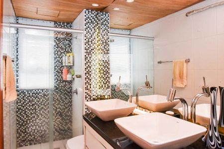 Apartamento à venda com 238m², 3 quartos e 2 vagas Apartamento à venda com 238m², 3 quartos e 2 vagasBanheiro da Suíte