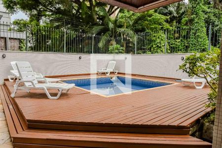 Apartamento à venda com 238m², 3 quartos e 2 vagas Apartamento à venda com 238m², 3 quartos e 2 vagasÁrea comum - Piscina