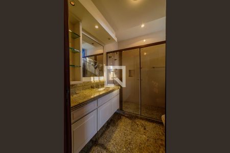 Casa de condomínio à venda com 900m², 6 quartos e 3 vagasBanheiro Suíte 2