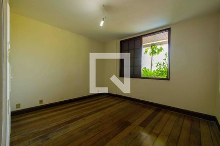 Casa de condomínio à venda com 900m², 6 quartos e 3 vagasQuarto 1