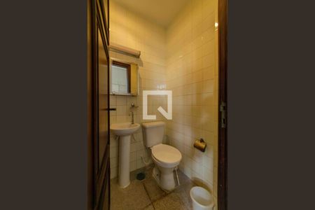 Casa de condomínio à venda com 900m², 6 quartos e 3 vagasBanheiro de Serviço