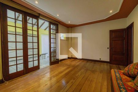 Casa de condomínio à venda com 900m², 6 quartos e 3 vagasSala Privativa