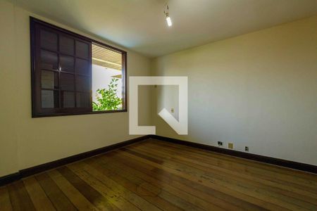 Casa de condomínio à venda com 900m², 6 quartos e 3 vagasQuarto 1