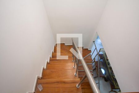 Casa para alugar com 200m², 3 quartos e 2 vagas Casa para alugar com 200m², 3 quartos e 2 vagasEscada