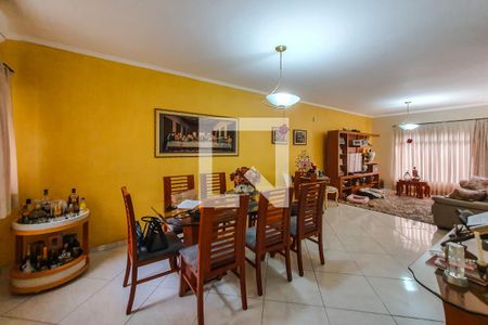 Casa à venda com 325m², 4 quartos e 6 vagas Casa à venda com 325m², 4 quartos e 6 vagassala