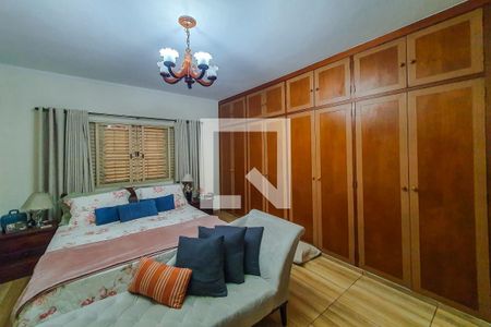 Casa à venda com 325m², 4 quartos e 6 vagas Casa à venda com 325m², 4 quartos e 6 vagasQuarto 2 suite