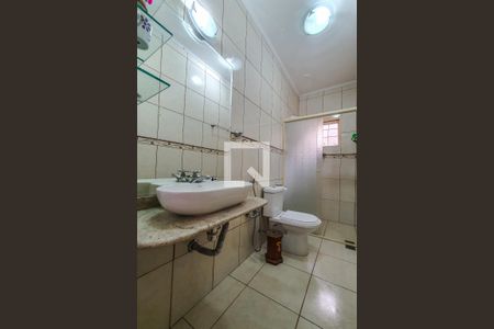 Casa à venda com 325m², 4 quartos e 6 vagas Casa à venda com 325m², 4 quartos e 6 vagasQuarto 1 suite banheiro