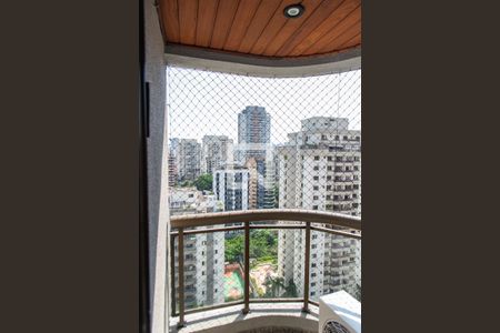 Apartamento à venda com 220m², 4 quartos e 3 vagas Apartamento à venda com 220m², 4 quartos e 3 vagasSacada da suíte 3