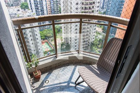 Apartamento à venda com 220m², 4 quartos e 3 vagas Apartamento à venda com 220m², 4 quartos e 3 vagasSacada da suíte 2