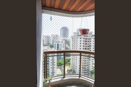 Apartamento à venda com 220m², 4 quartos e 3 vagas Apartamento à venda com 220m², 4 quartos e 3 vagasSacada da suíte 2