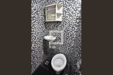 Casa à venda com 200m², 3 quartos e 2 vagasBanheiro de serviço