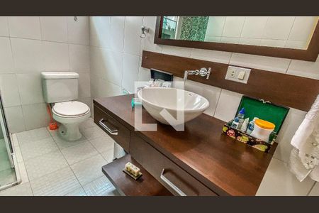 Casa à venda com 400m², 6 quartos e 2 vagas Casa à venda com 400m², 6 quartos e 2 vagasCasa 3 - Banheiro