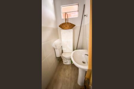 Casa à venda com 400m², 6 quartos e 2 vagas Casa à venda com 400m², 6 quartos e 2 vagasCasa 3 - Area de Serviço - Banheiro