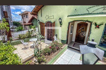 Casa à venda com 400m², 6 quartos e 2 vagas Casa à venda com 400m², 6 quartos e 2 vagasQuintal - Jardim - Fachada