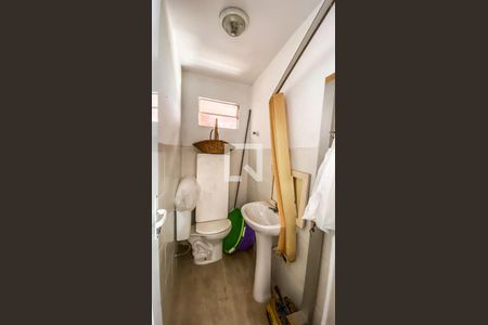 Casa à venda com 400m², 6 quartos e 2 vagas Casa à venda com 400m², 6 quartos e 2 vagasCasa 3 - Area de Serviço - Banheiro