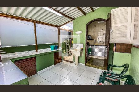 Casa à venda com 400m², 6 quartos e 2 vagas Casa à venda com 400m², 6 quartos e 2 vagasCasa 1 - Area de serviço