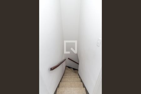 Casa à venda com 132m², 3 quartos e 2 vagas Casa à venda com 132m², 3 quartos e 2 vagasEscada