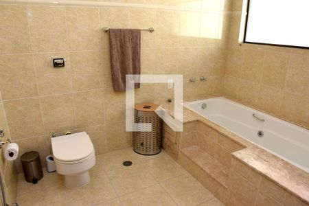 Casa à venda com 330m², 4 quartos e 5 vagasBanheiro da Suíte master