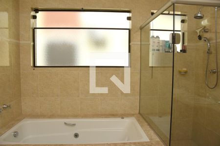 Casa à venda com 330m², 4 quartos e 5 vagasBanheiro da Suíte master