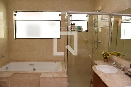 Casa à venda com 330m², 4 quartos e 5 vagasBanheiro da Suíte master