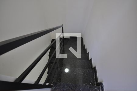 Casa de condomínio à venda com 90m², 2 quartos e 1 vagaEscada