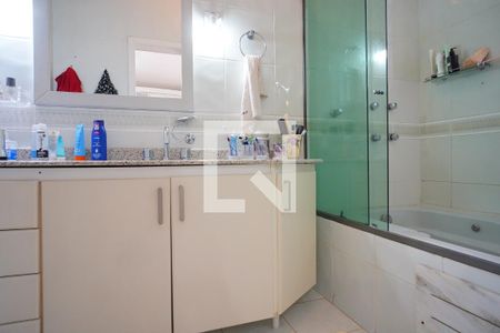 Casa à venda com 220m², 3 quartos e 4 vagasBanheiro da Suíte