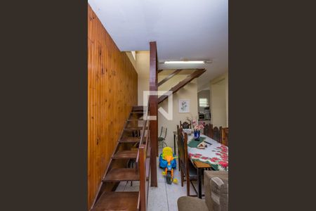 Casa à venda com 406m², 3 quartos e 3 vagas Casa à venda com 406m², 3 quartos e 3 vagasEscada