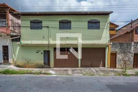 Casa à venda com 406m², 3 quartos e 3 vagas Casa à venda com 406m², 3 quartos e 3 vagasFachada