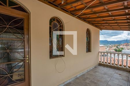 Casa à venda com 406m², 3 quartos e 3 vagas Casa à venda com 406m², 3 quartos e 3 vagasVaranda