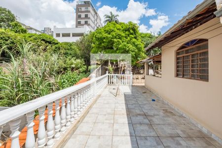 Casa à venda com 406m², 3 quartos e 3 vagas Casa à venda com 406m², 3 quartos e 3 vagasVaranda