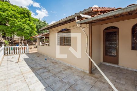 Casa à venda com 406m², 3 quartos e 3 vagas Casa à venda com 406m², 3 quartos e 3 vagasVaranda