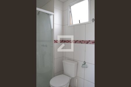 Banheiro da Suíte  de apartamento para alugar com 2 quartos, 51m² em Pinheirinho, Curitiba