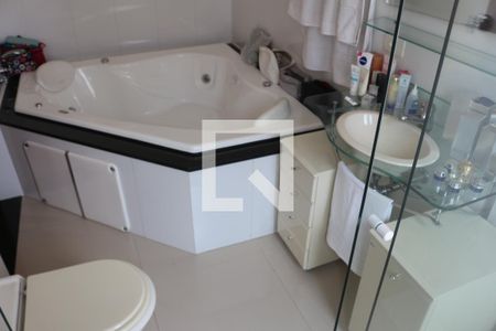 Casa à venda com 400m², 4 quartos e 4 vagasBanheiro da Suíte 1