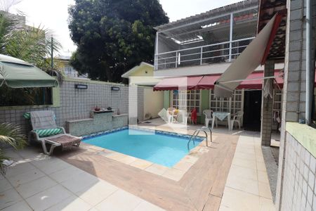 Casa de condomínio à venda com 175m², 4 quartos e 1 vagaPiscina