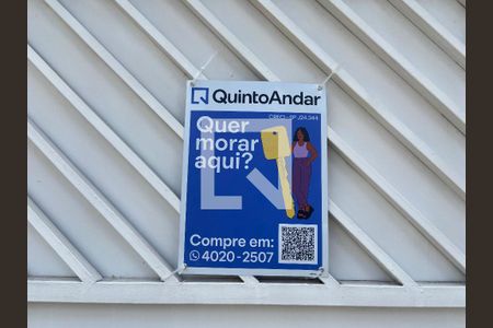 Casa à venda com 300m², 6 quartos e 2 vagas Casa à venda com 300m², 6 quartos e 2 vagasFachada