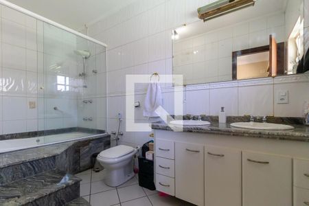 Casa à venda com 500m², 3 quartos e 6 vagas Casa à venda com 500m², 3 quartos e 6 vagasBanheiro da suíte 1