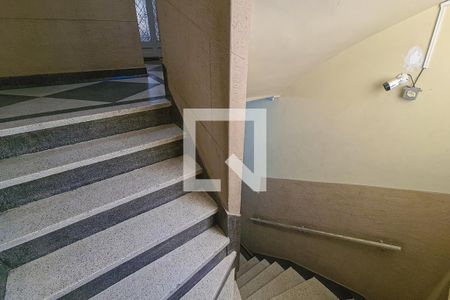 Apartamento à venda com 65m², 2 quartos e 2 vagas Apartamento à venda com 65m², 2 quartos e 2 vagasEscada
