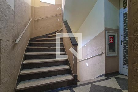 Apartamento à venda com 65m², 2 quartos e 2 vagas Apartamento à venda com 65m², 2 quartos e 2 vagasEscada