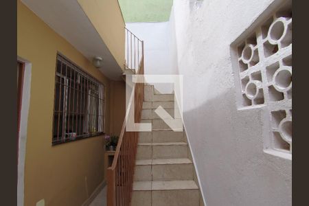 Casa à venda com 144m², 3 quartos e 4 vagasEscada acesso a area de serviço