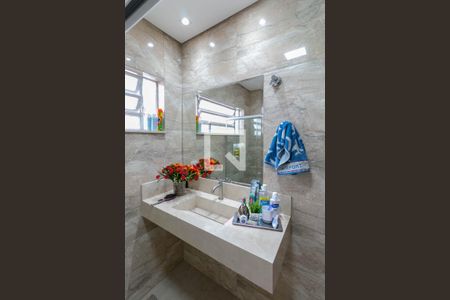 Casa à venda com 195m², 4 quartos e 3 vagas Casa à venda com 195m², 4 quartos e 3 vagasBanheiro Social