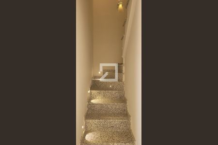 Casa de condomínio à venda com 105m², 3 quartos e 2 vagasEscada de Acesso ao Quartos