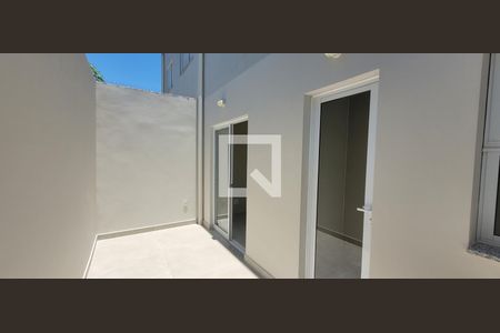 Casa de condomínio à venda com 105m², 3 quartos e 2 vagasQuintal